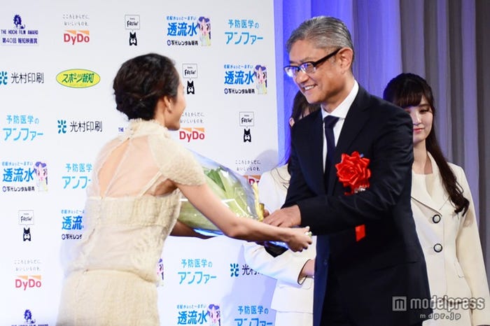 堤幸彦監督(右)に花束を贈呈する前田敦子(左)