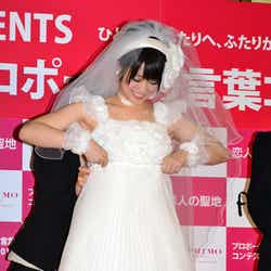 ミニドレスへ早着替えを見せる北乃きい