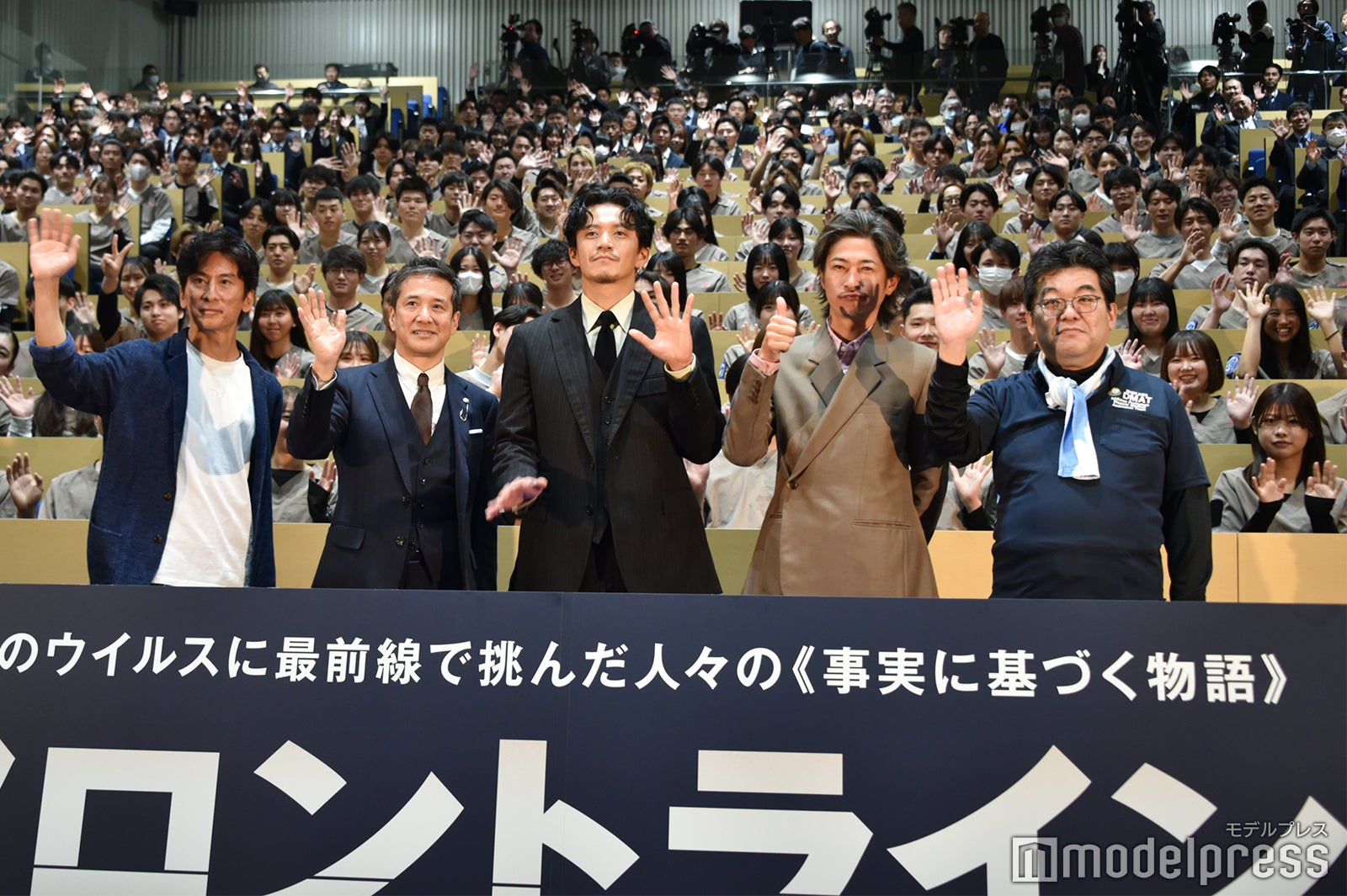 増本淳プロデューサー、阿南英明医師、小栗旬、窪塚洋介、近藤久禎医師（C）モデルプレス