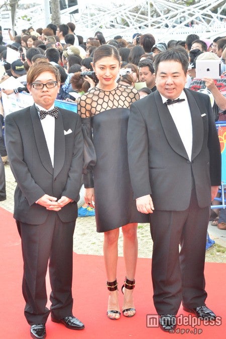 （中央）山田優、（左）ドランクドラゴン・塚地武雄