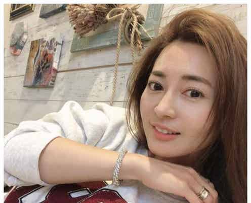 “14歳年下恋人”公表の新山千春、再婚への本音 出会いは海外マッチングアプリで