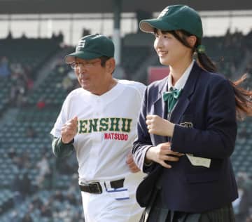 専大松戸・持丸監督 77歳11カ月でセンバツ最高齢星「甲子園での勝利はいつでもうれしい」