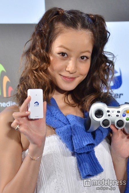 妊娠5ヶ月のふっくらお腹で登場した西山茉希