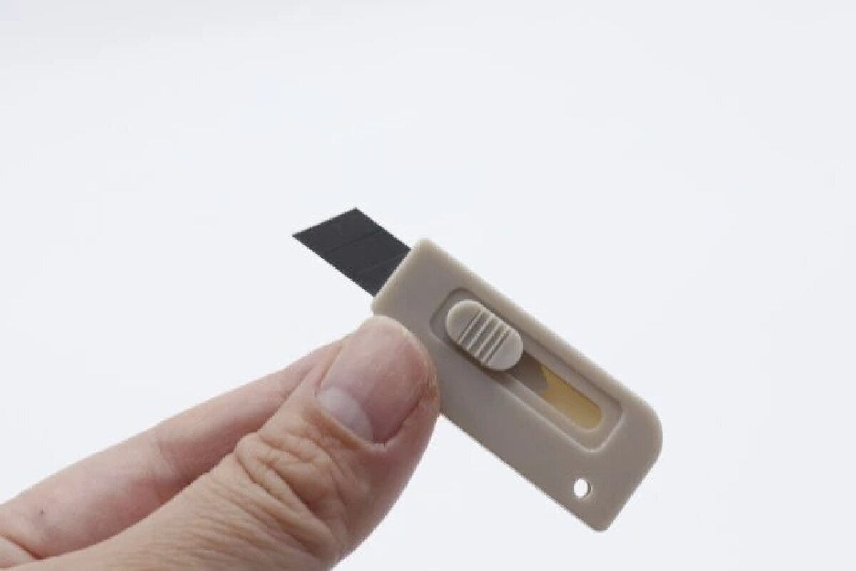 ダイソー　ミニミニカッター（グレー、ベージュ）