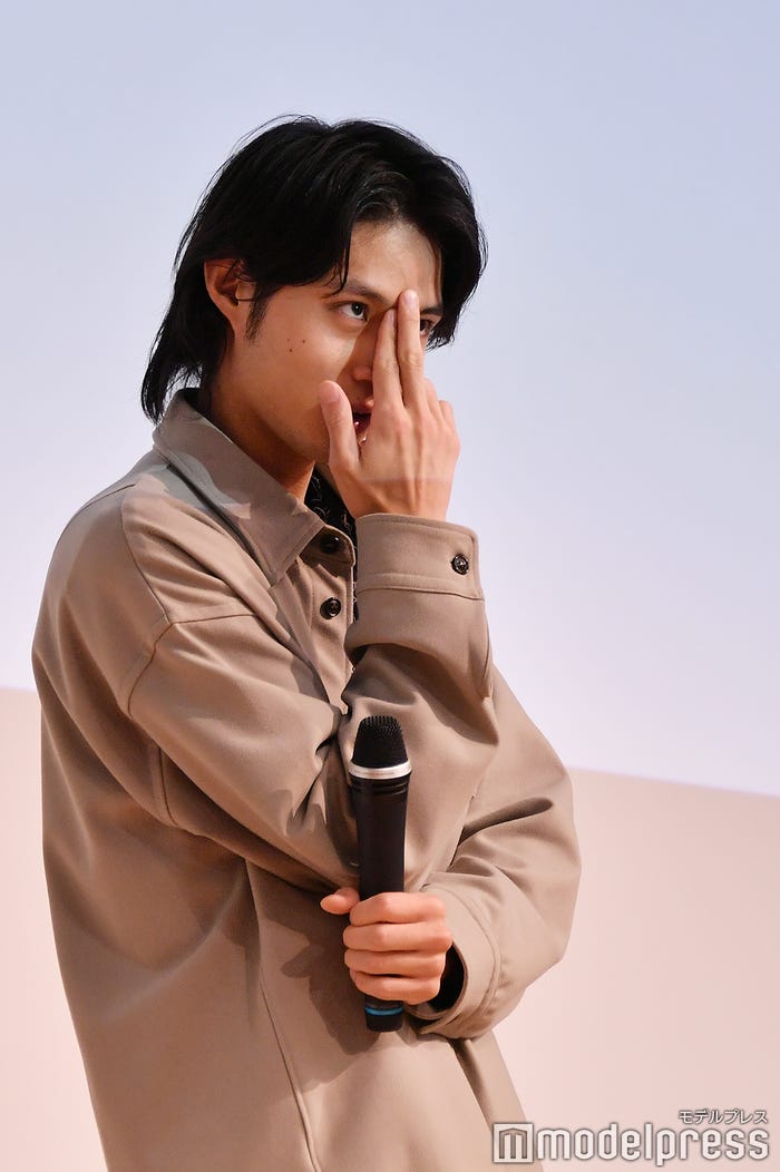 「役作りに時間ちょうだい」と言ってから古畑任三郎のモノマネをする磯村勇斗(C)モデルプレス