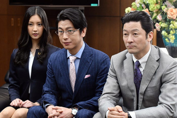 左から:菜々緒、及川光博、浅野忠信「A LIFE~愛しき人~」第4話より(C)TBS