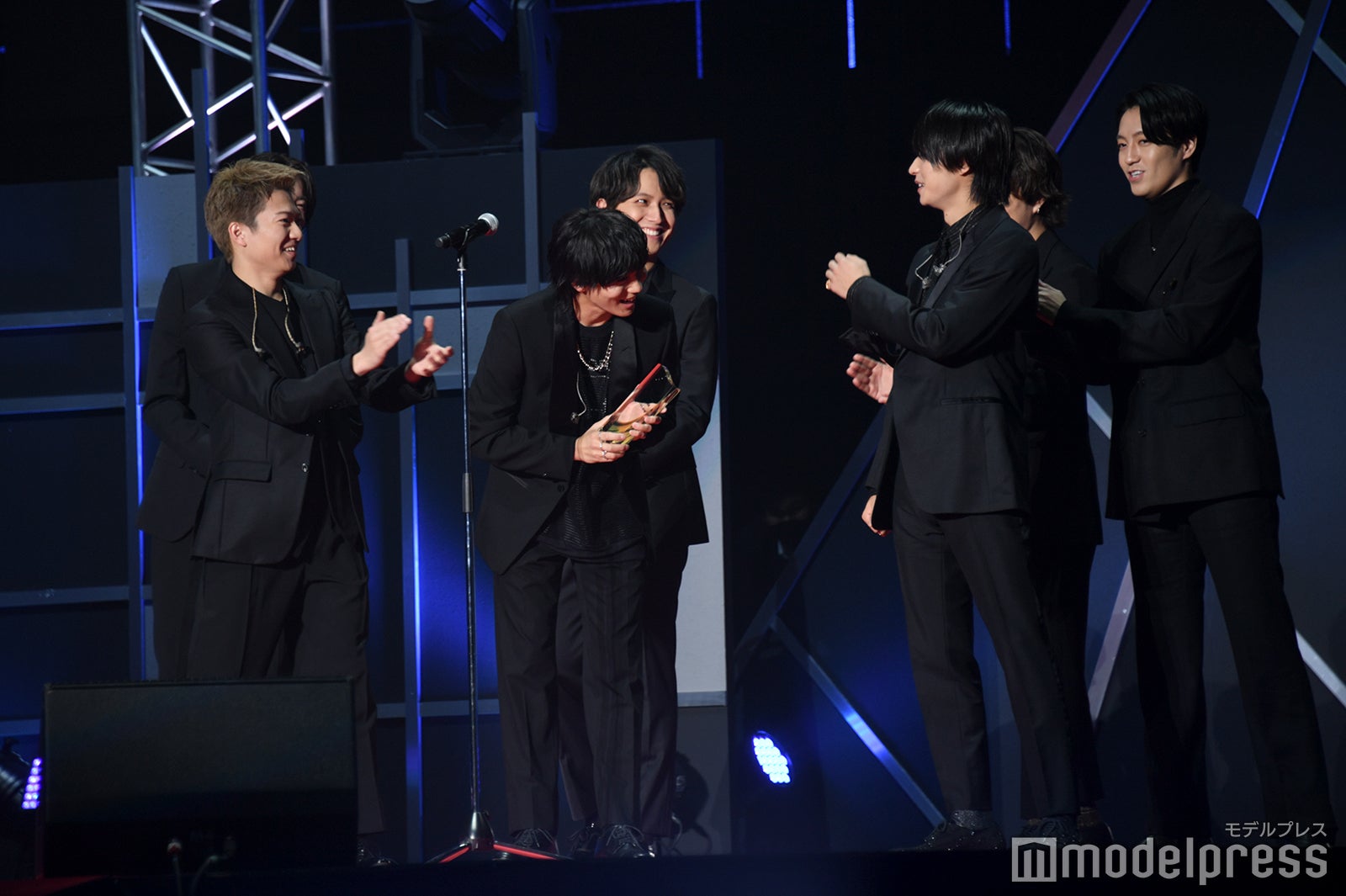 トロフィーを掲げ拍手される安井謙太郎／7ORDER （C）モデルプレス