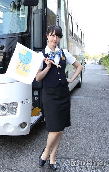 バスガイド姿でツアーへ／松井玲奈