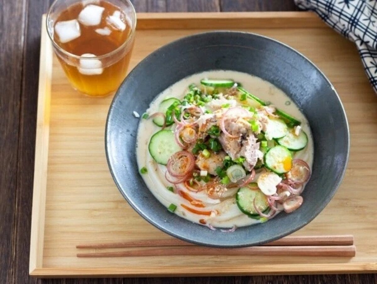 豆乳つゆにきゅうりやサバ缶が乗った冷やしうどん
