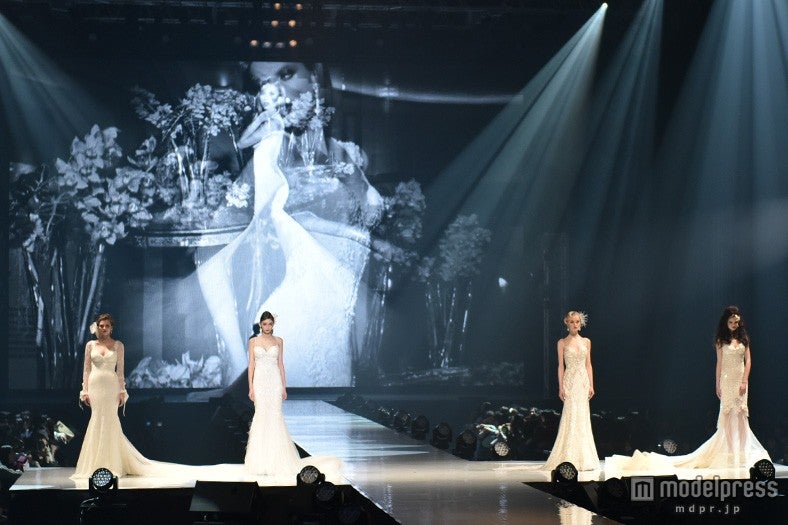 ラグジュアリーな世界観で観客をうっとり魅了した「マグノリア ホワイト」のステージの様子