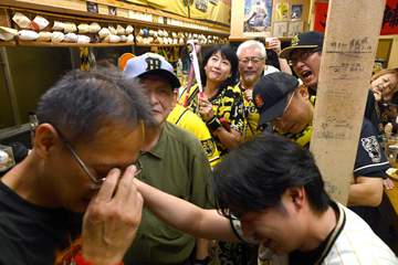 阪神 デーゲームでは優勝決められず 都内居酒屋の虎党50人も悲鳴「決めてほしかったな～！」Vの行方はナイター巨人戦の結果待ちに