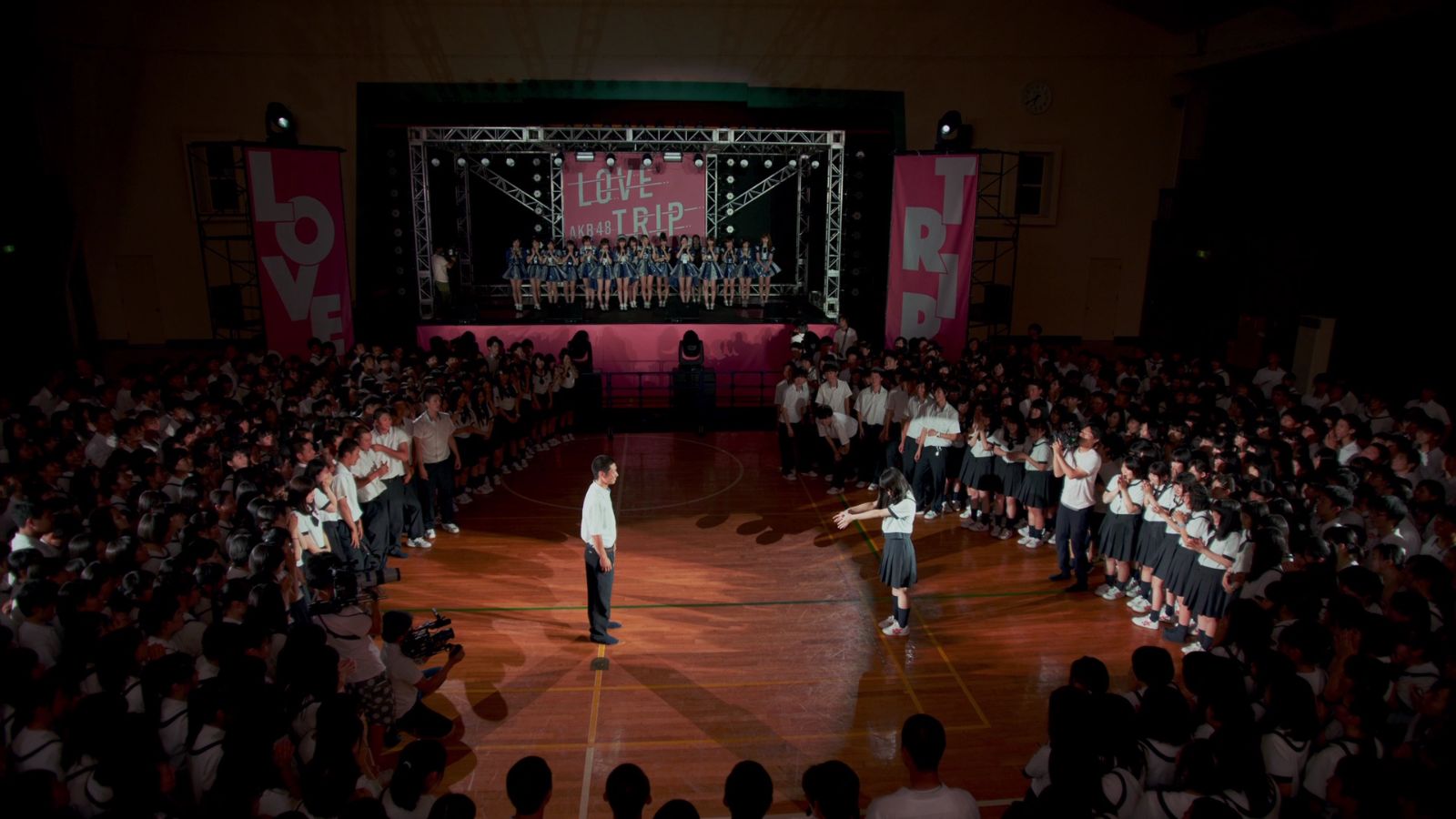 AKB48「LOVE TRIP」MVより