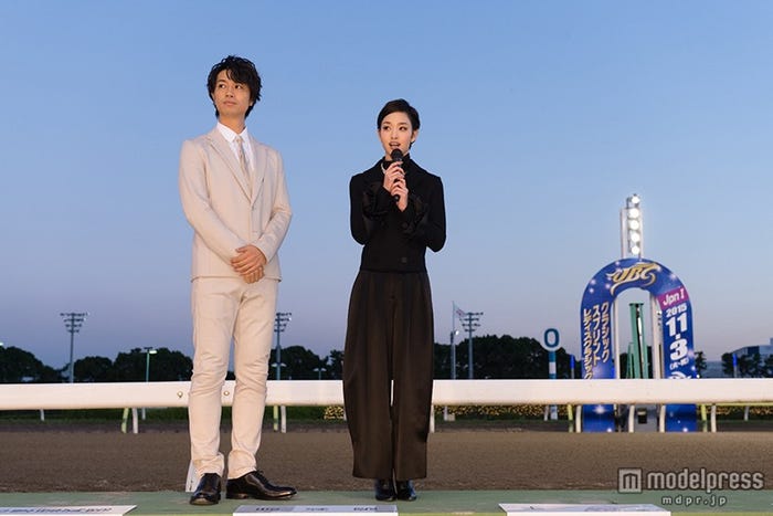 (左から)斎藤工、剛力彩芽