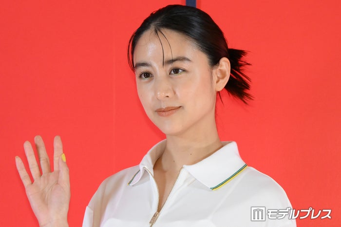山本美月、美背中ざっくりドレス姿披露「スタイル抜群」「フェイスラインも綺麗」の声