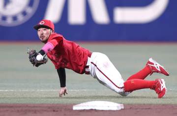 広島・大盛 フェンス激突の好捕で試合終了 担架には乗らず歩いて引き揚げる 直前には菊池が神業グラブトスからの併殺