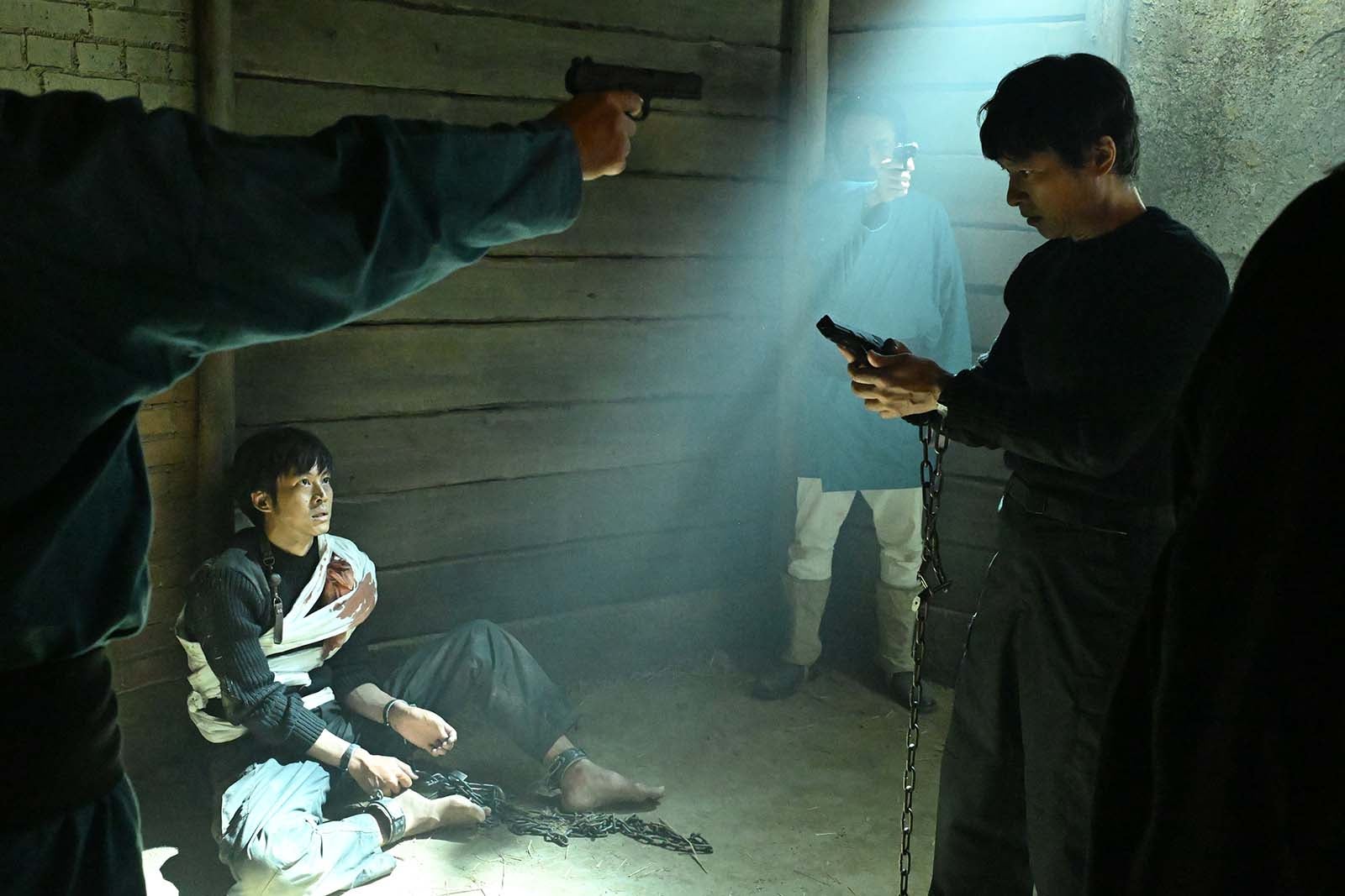 松坂桃李、堺雅人「VIVANT」第8話より（C）TBS