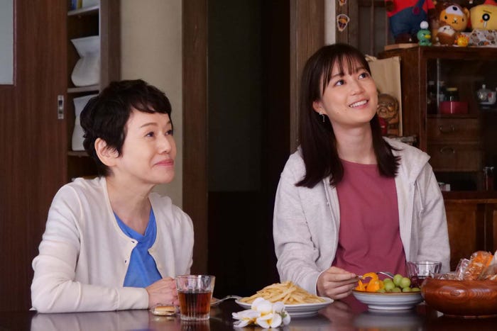 大竹しのぶ、生田絵梨花「PICU 小児集中治療室」第4話より(C)フジテレビ