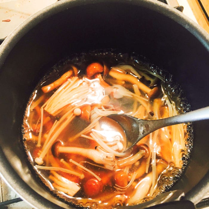 手順3:きのこ類を入れ弱火で2分加熱/画像提供:柏原歩