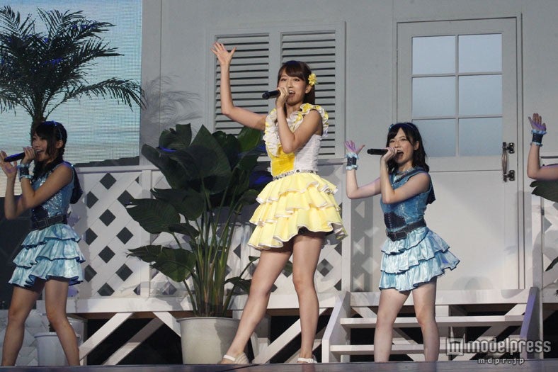 「渚のCHERRY」を歌唱する前田敦子（中央）（C）AKS