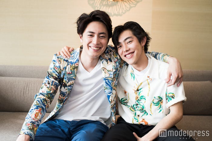 「肩とか組んでみたり…」というモデルプレスの要望にも快く応じてくださったお2人 (C)モデルプレス