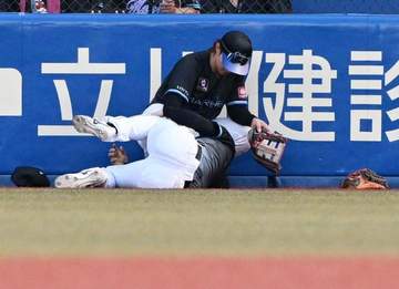 ロッテ・西川がフェンスに激しく衝突 ブルーシートで隠されながら担架で運ばれて退場、負傷交代 球場騒然