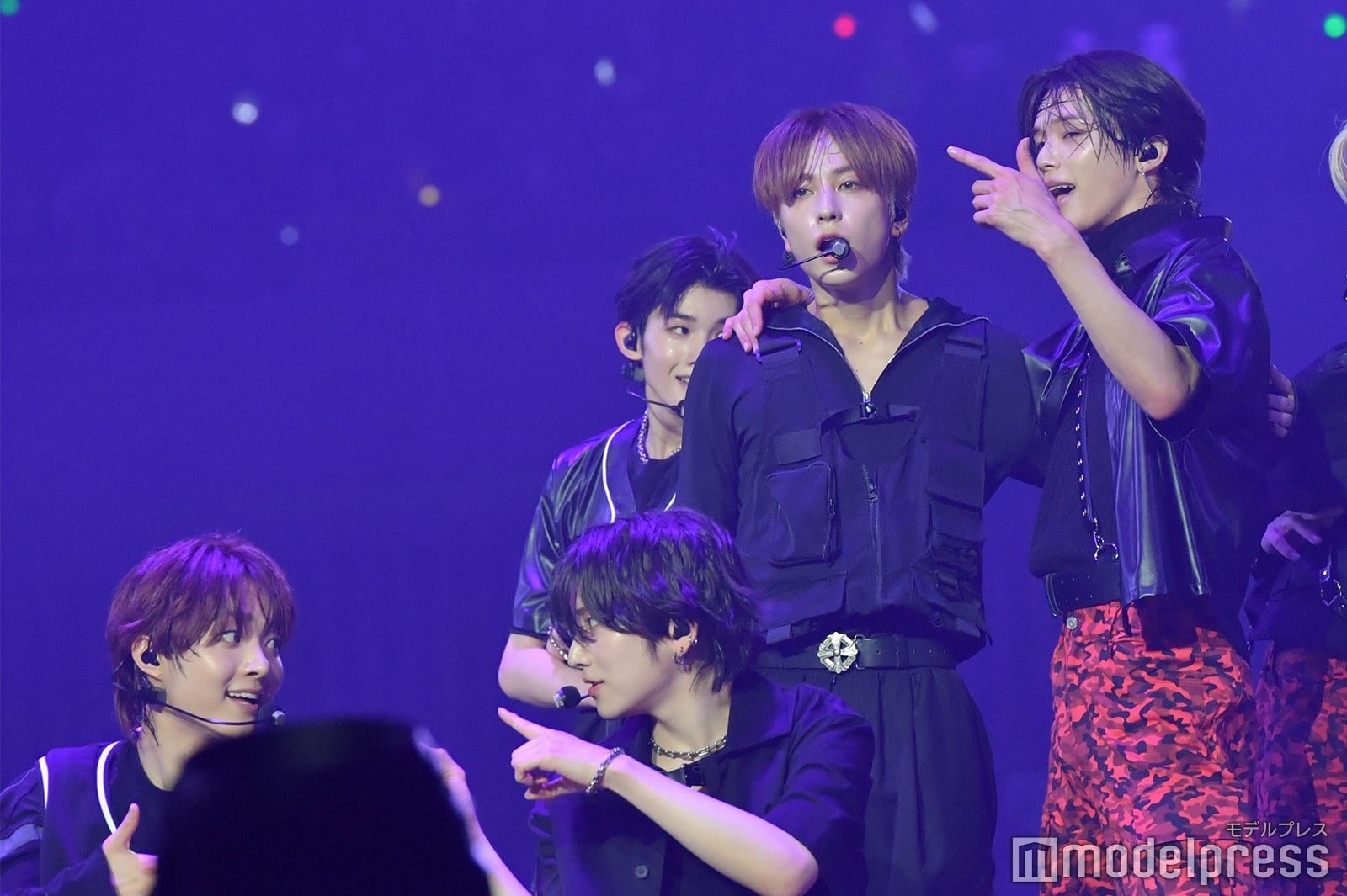 見つめ合うEJとYUMA、仲良し肩組みTAKIとK／「BEAT AX」&TEAM（C）モデルプレス