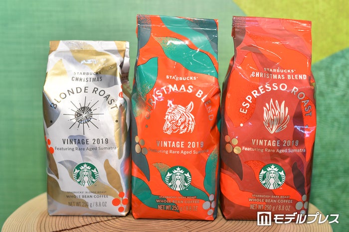 （左から）「スターバックス クリスマス ブレンド」、「スターバックス クリスマス ブレンド エスプレッソ ロースト」、「スターバックス クリスマス ブロンド　ロースト」（C）ビューティーガール
