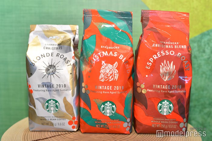 (左から)「スターバックス クリスマス ブレンド」、「スターバックス クリスマス ブレンド エスプレッソ ロースト」、「スターバックス クリスマス ブロンド ロースト」(C)モデルプレス