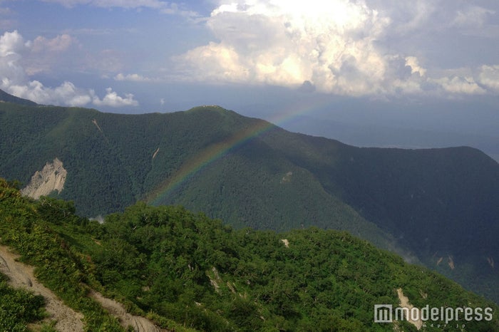 燕岳からの景色と虹（C）モデルプレス
