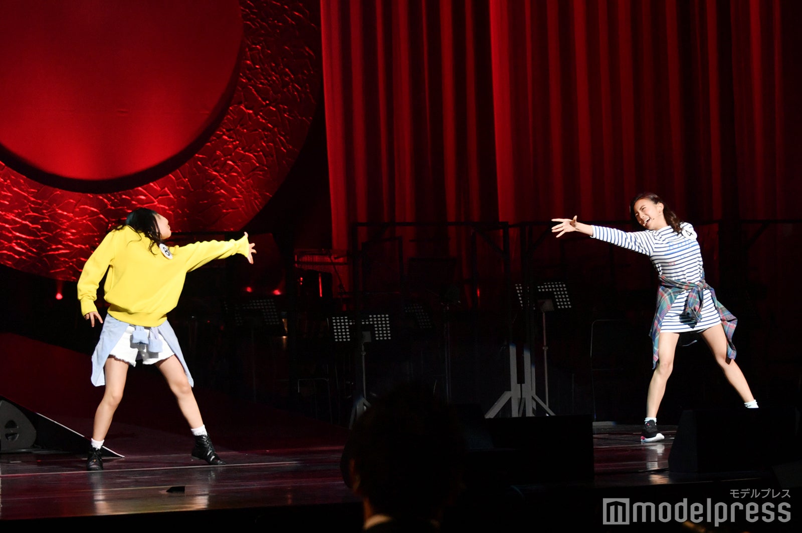 山崎玲奈さん・古賀まいさん／ダンス審査（C）モデルプレス