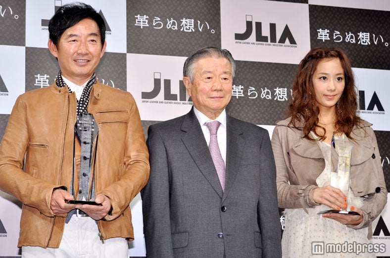 （左から）石田純一、大澤重見（社団法人 日本皮革産業連合会 会長）、優香