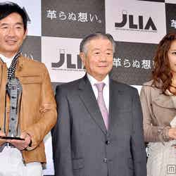（左から）石田純一、大澤重見（社団法人 日本皮革産業連合会 会長）、優香
