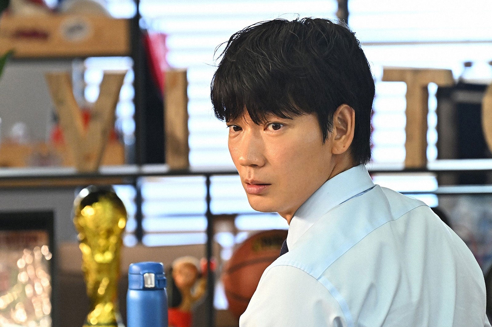 綾野剛／「オールドルーキー」第8話より（C）TBS