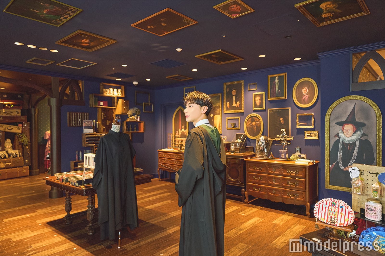 壁と天井一面に絵画（C）モデルプレス