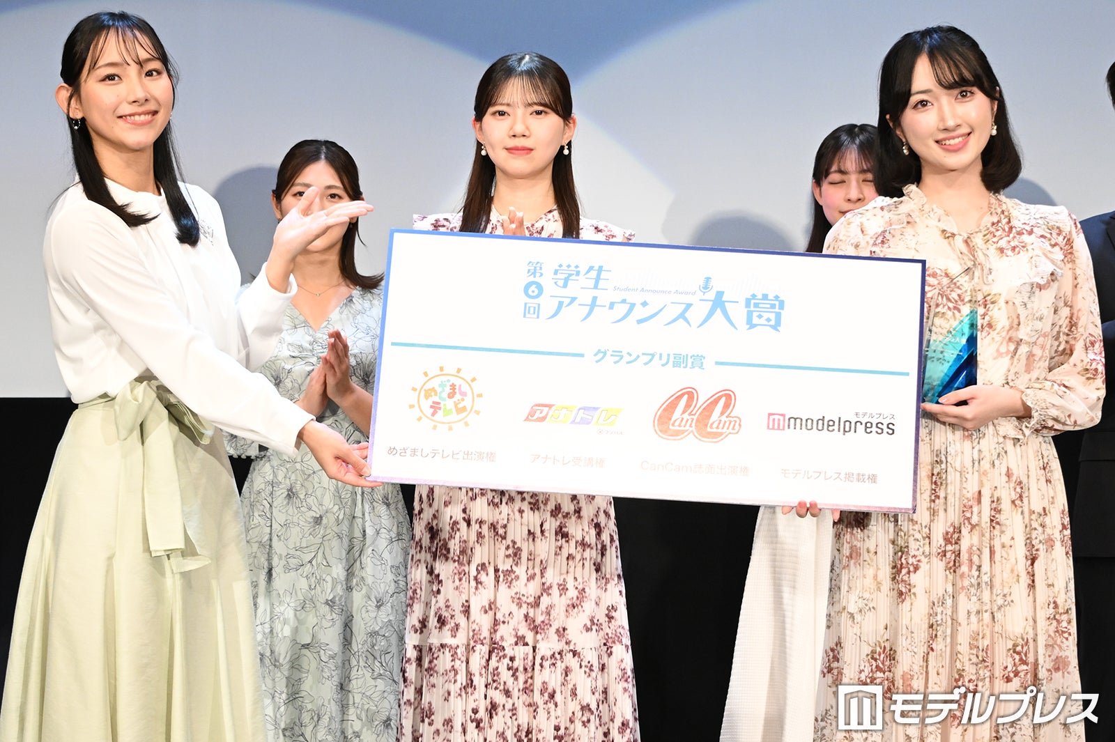 フジテレビ石渡花菜アナウンサー、佐塚こころさん（C）モデルプレス