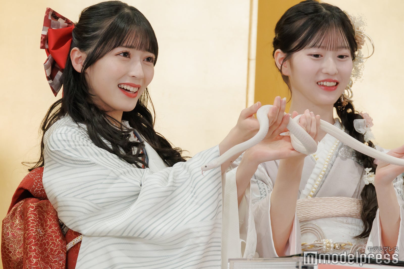 ハクさんを持つ佐藤綺星、八木愛月（C）モデルプレス