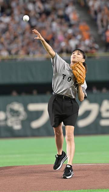 望月理恵アナが始球式 捕手・小林のミットにショートバウンドで収まる 場内歓声