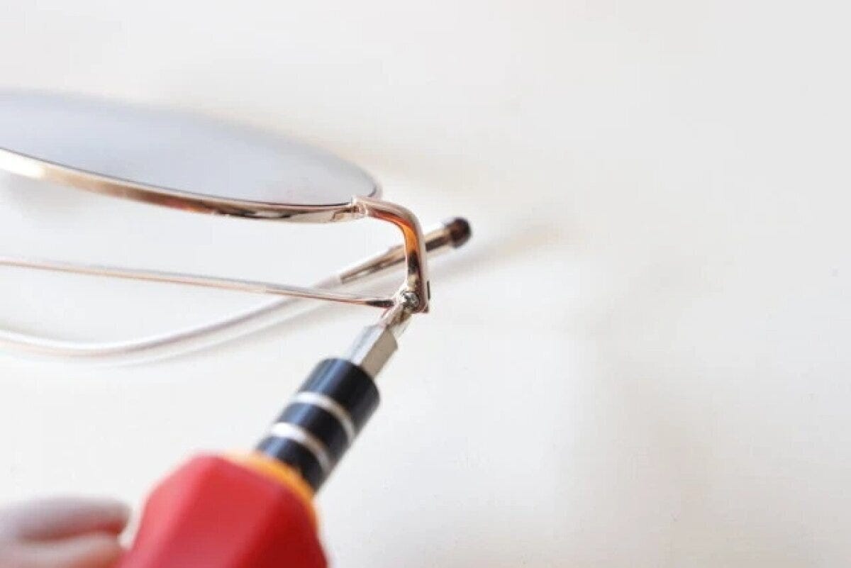 精密ドライバー（30本セット）でメガネのネジを締める様子