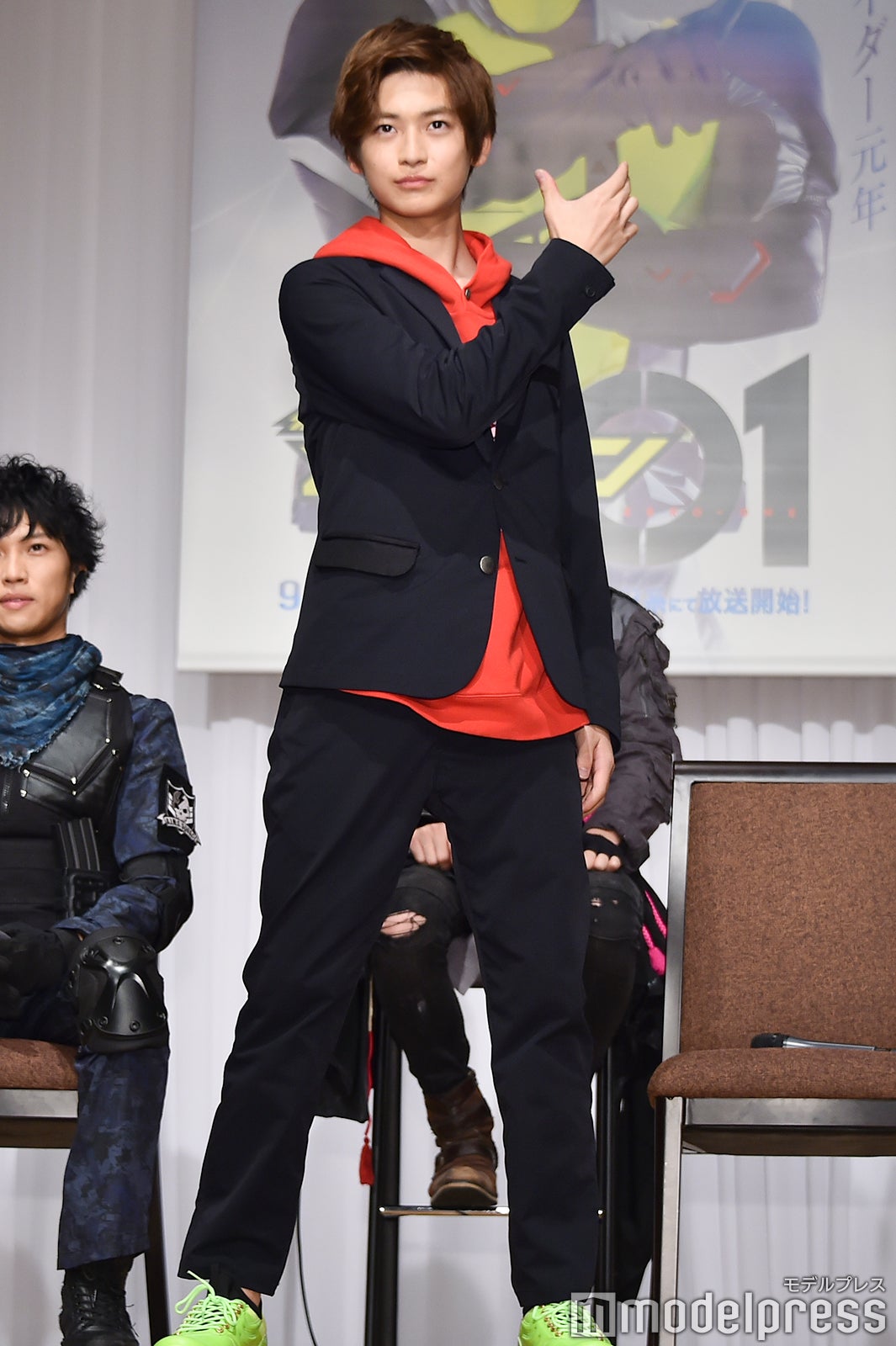 変身ポーズを披露する高橋文哉 （C）モデルプレス