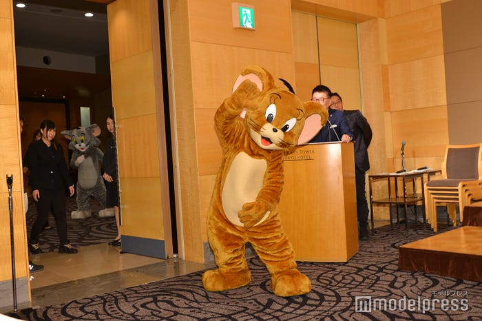 最後はキメポーズのジェリーとすでに退室してジェリーを待っているトム(C)モデルプレス