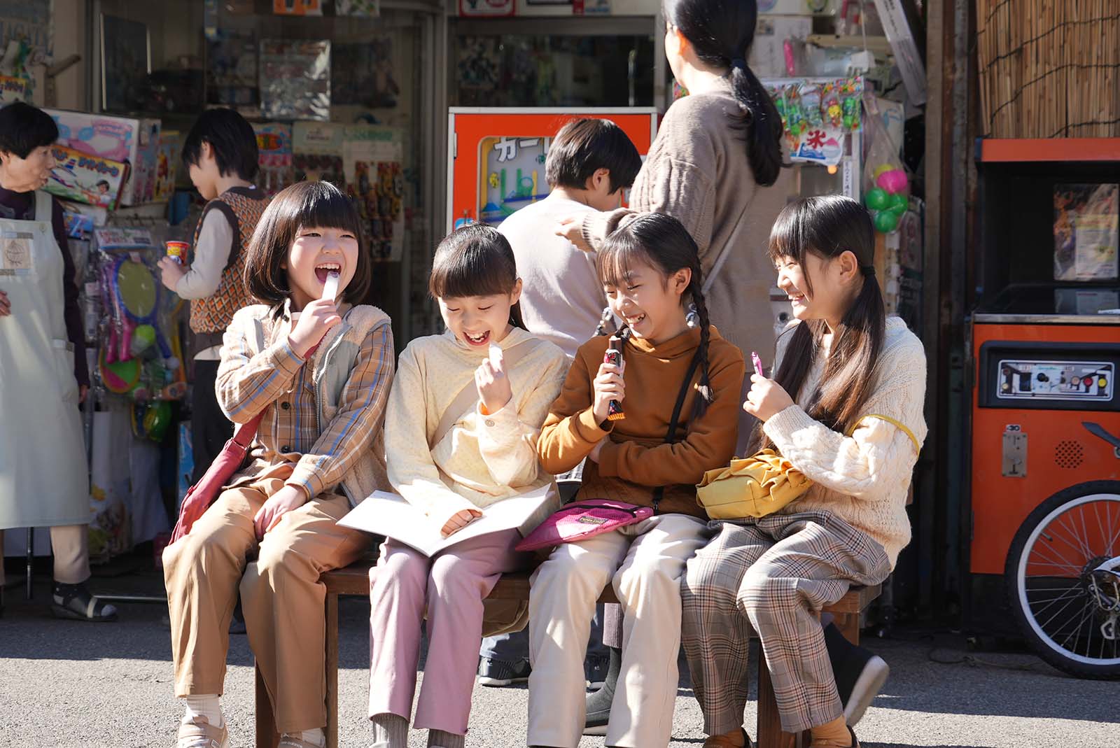 和田愛海、小吹奈合緒、前田織音、板垣樹「ブラッシュアップライフ」第8話より（C）日本テレビ