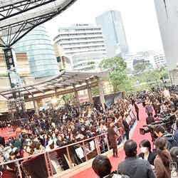 嵐、告知なしのサプライズ登場「第27回東京国際映画祭」英語で開幕宣言【モデルプレス】