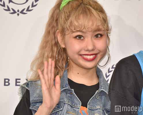 peco、ショートパンツから美脚スラリ “80年代風”コーデに反響「色使いがオシャレ」「真似したい」