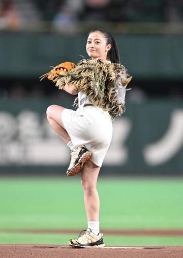 「顔ちっさ！」橋本環奈 始球式指導役の巨人2選手との3ショット 「ビジュアル強すぎる」「奇跡みたいに可愛い」