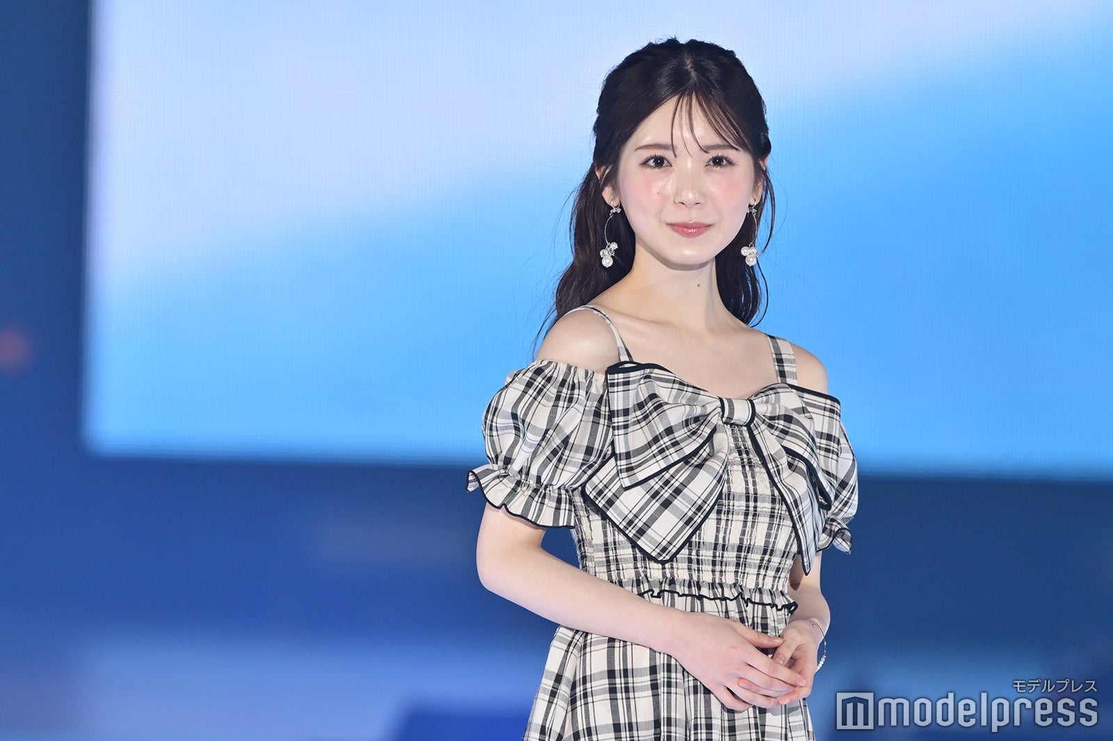 乃木坂46筒井あやめ、圧巻のデコルテライン際立つ夏ワンピ姿