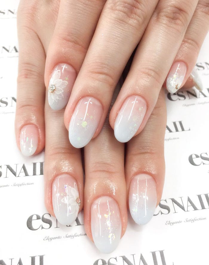 さり気ないラメが◎/画像提供:esNAIL