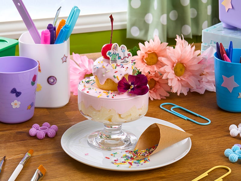 ＜フォーキー＆カレン＞特別なウエディングケーキ／税込1,590円（C）Disney/Pixar