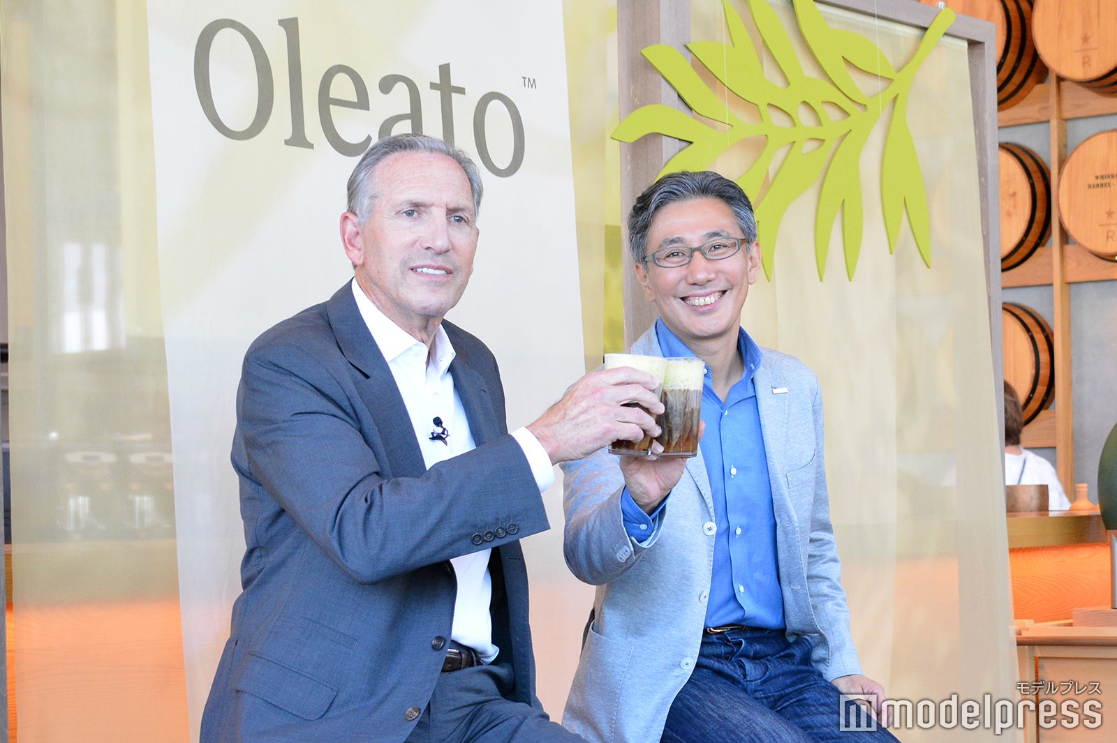 左から：ハワード・シュルツ、水口貴文（C）モデルプレス