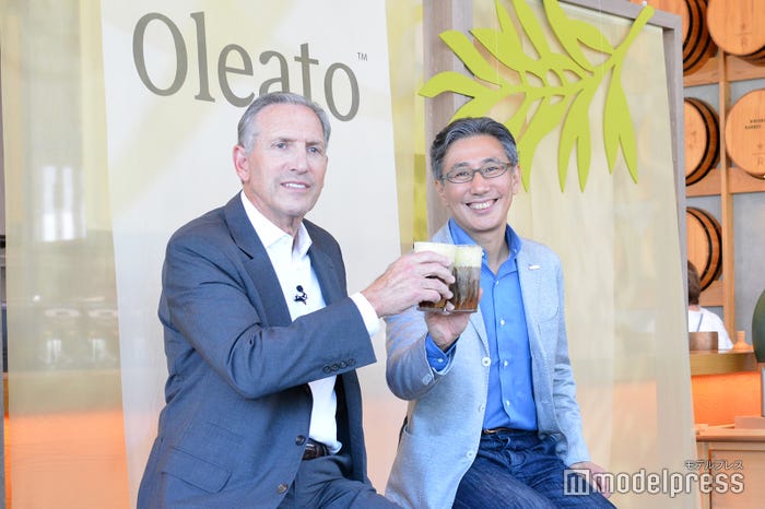 左から:ハワード・シュルツ、水口貴文(C)モデルプレス