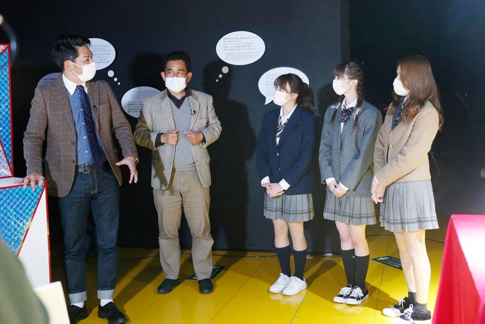 (右から)入山杏奈(AKB48)、荻野由佳(NGT48)、森香澄アナウンサー(C)テレビ東京